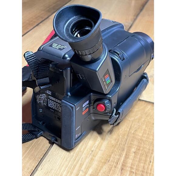 JVC Compact VHS Camcorder GR-AX900 with manual and remote untested. - Picture 3 of 8